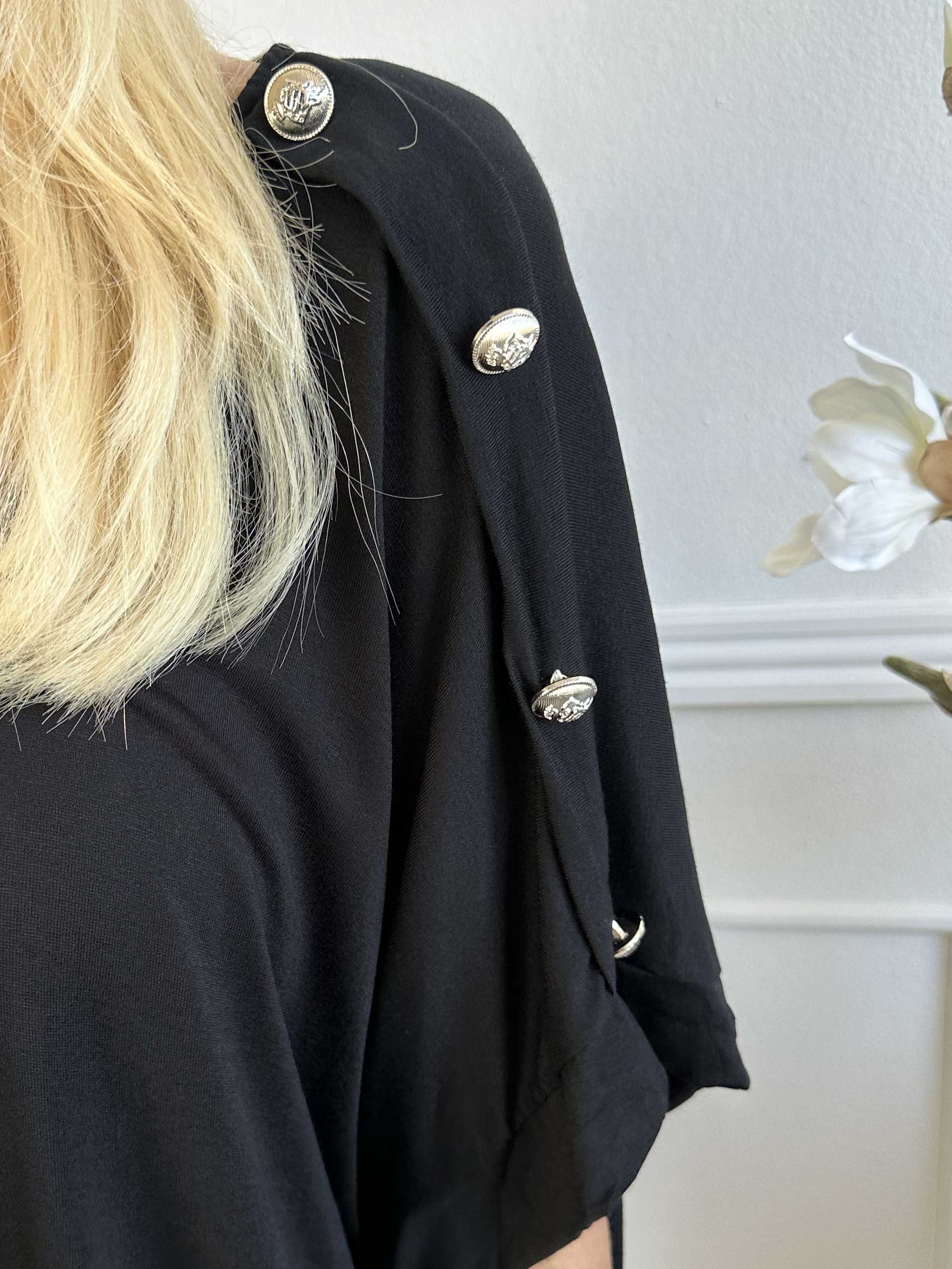 Alli - Sød t-shirtkjole med knapdetaljer på skulderen